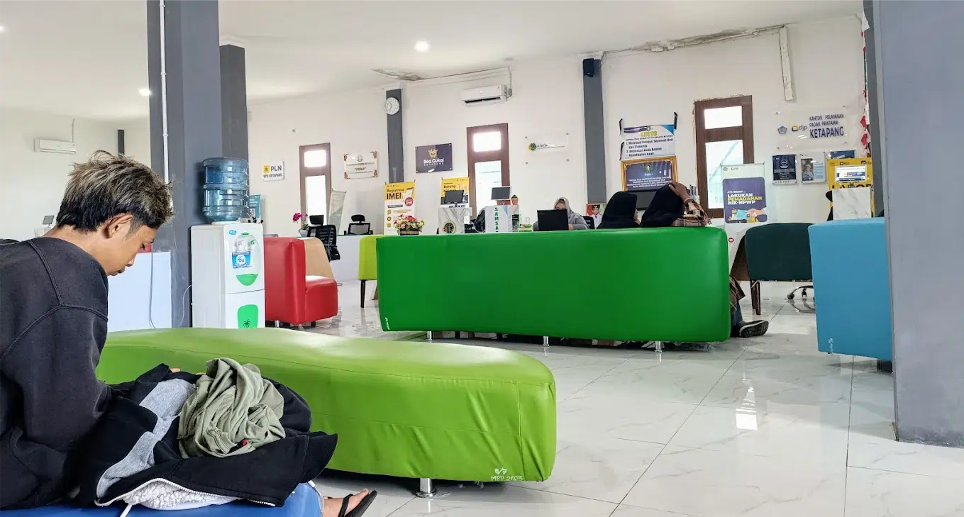 Kursi tunggu pengunjung